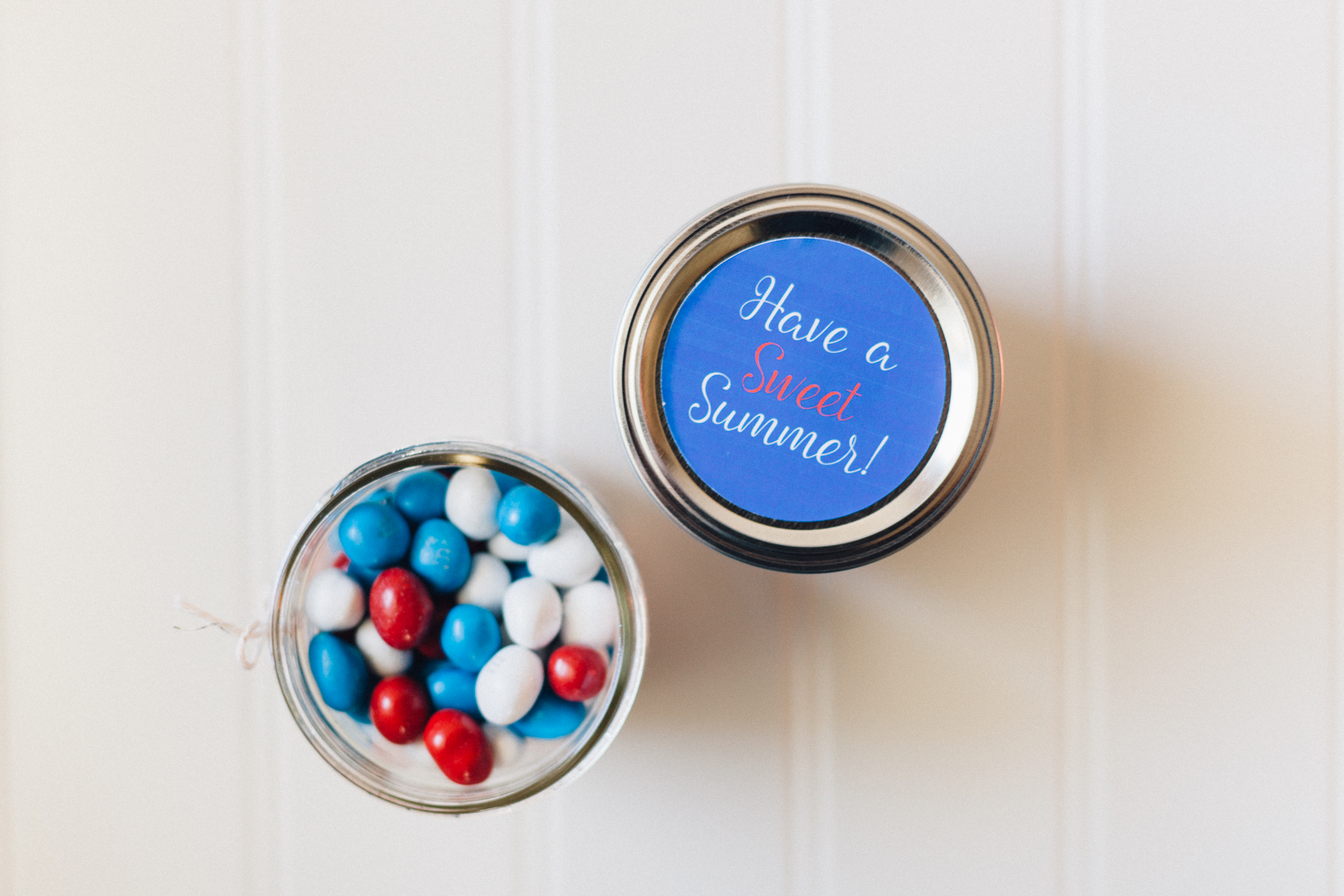 Ready to send sweet summer wishes to your loved ones? This FREE printable turns a mason jar an excellent gift! | Alyssa & Carla