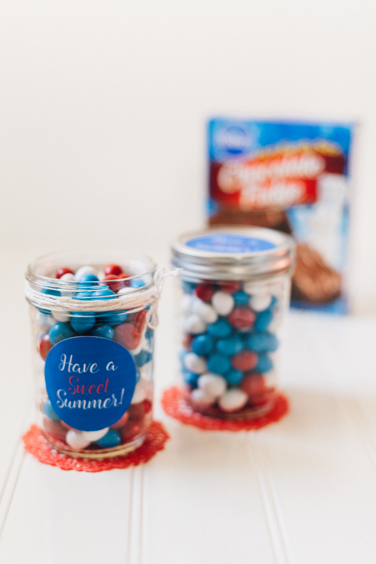 Ready to send sweet summer wishes to your loved ones? This FREE printable turns a mason jar an excellent gift! | Alyssa & Carla